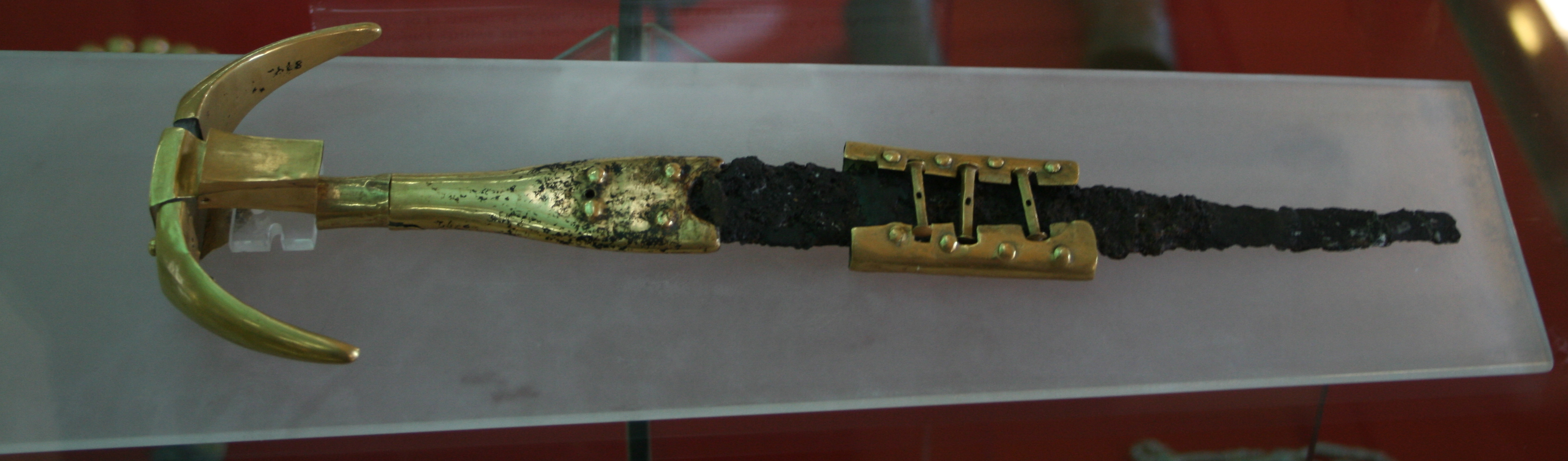 Image of dagger with gold base and iron blade from Museum of Anatolian Civilizations